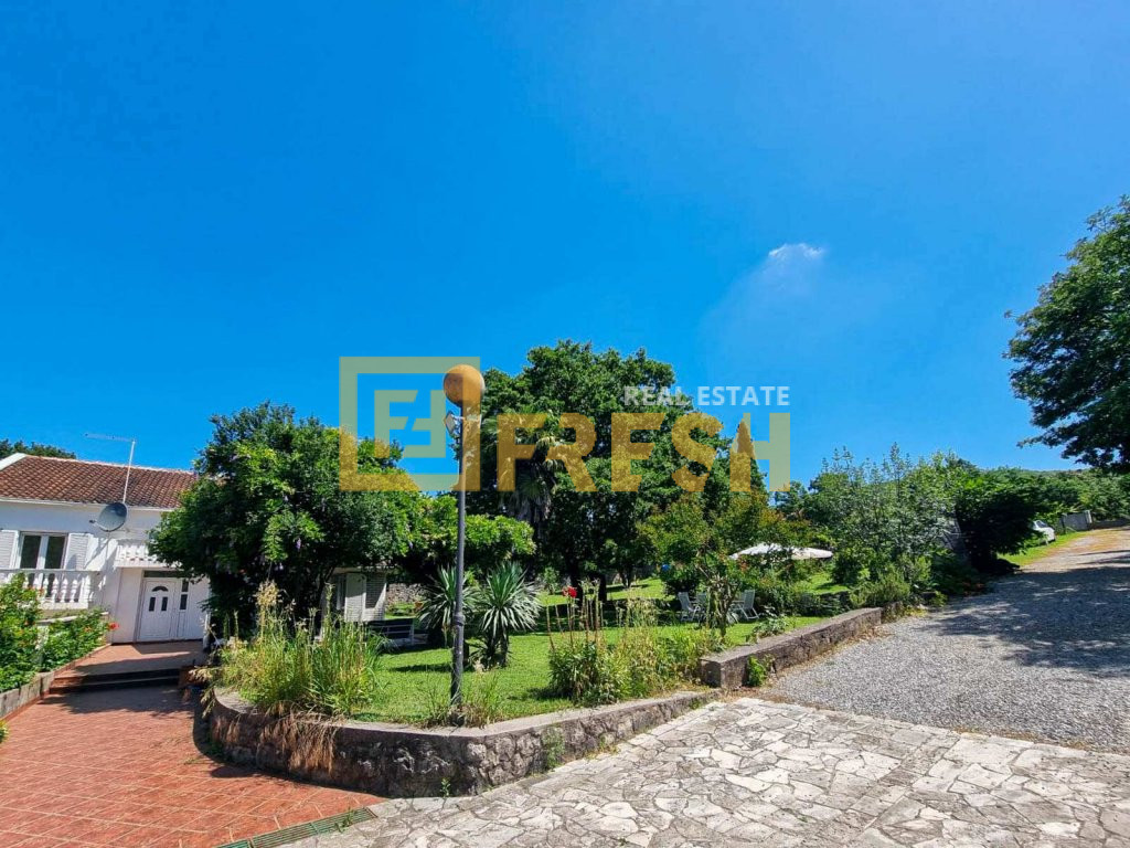 Kuća, 250m2 na placu 3500m2, Mareza, Izdavanje