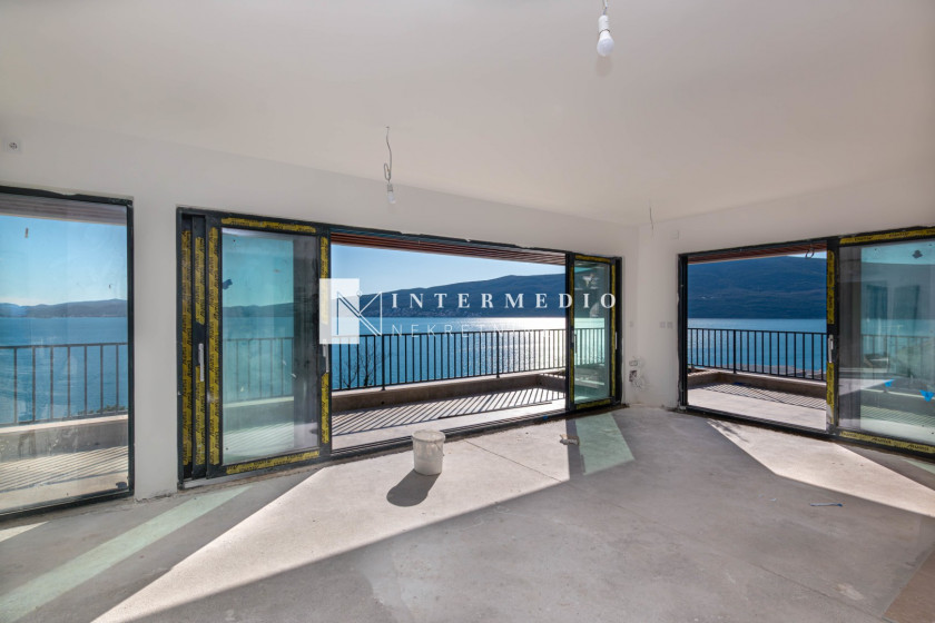 Exclusive Penthouse with Panoramic Sea & Lovćen Views – Bijela