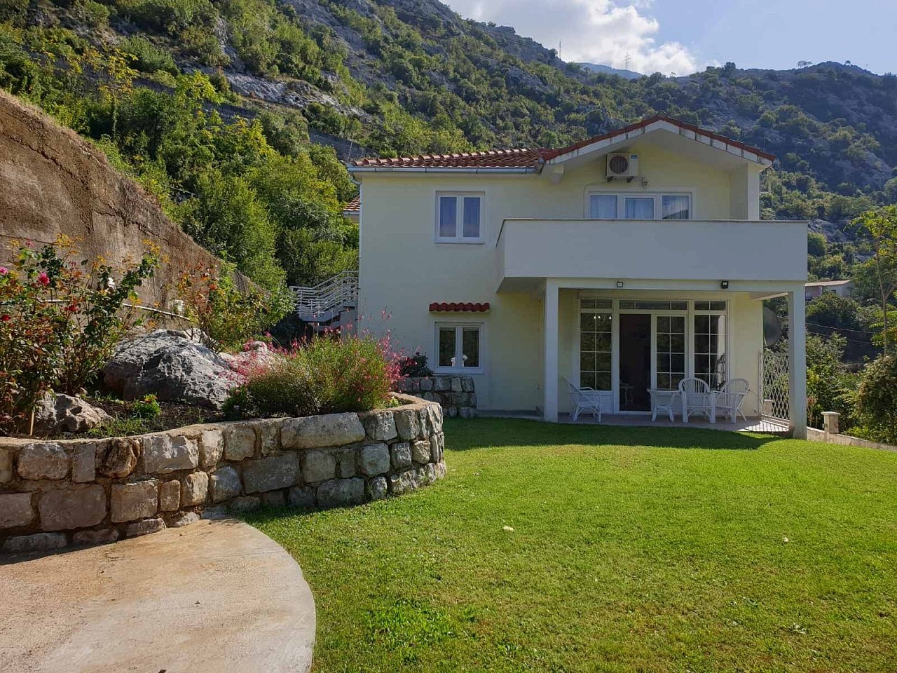 House in Kotor with a large plot