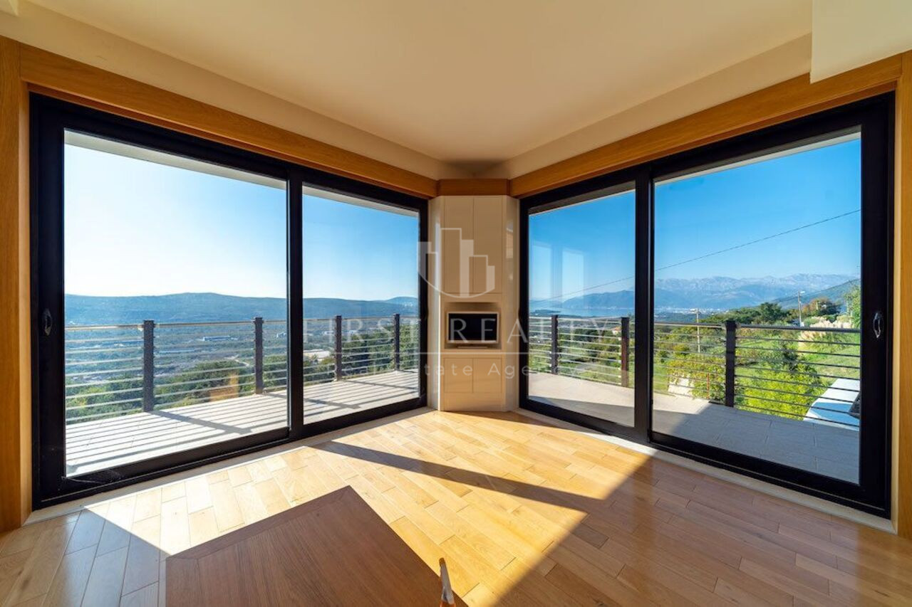 Villa with panoramic views of the Tivat Bay
