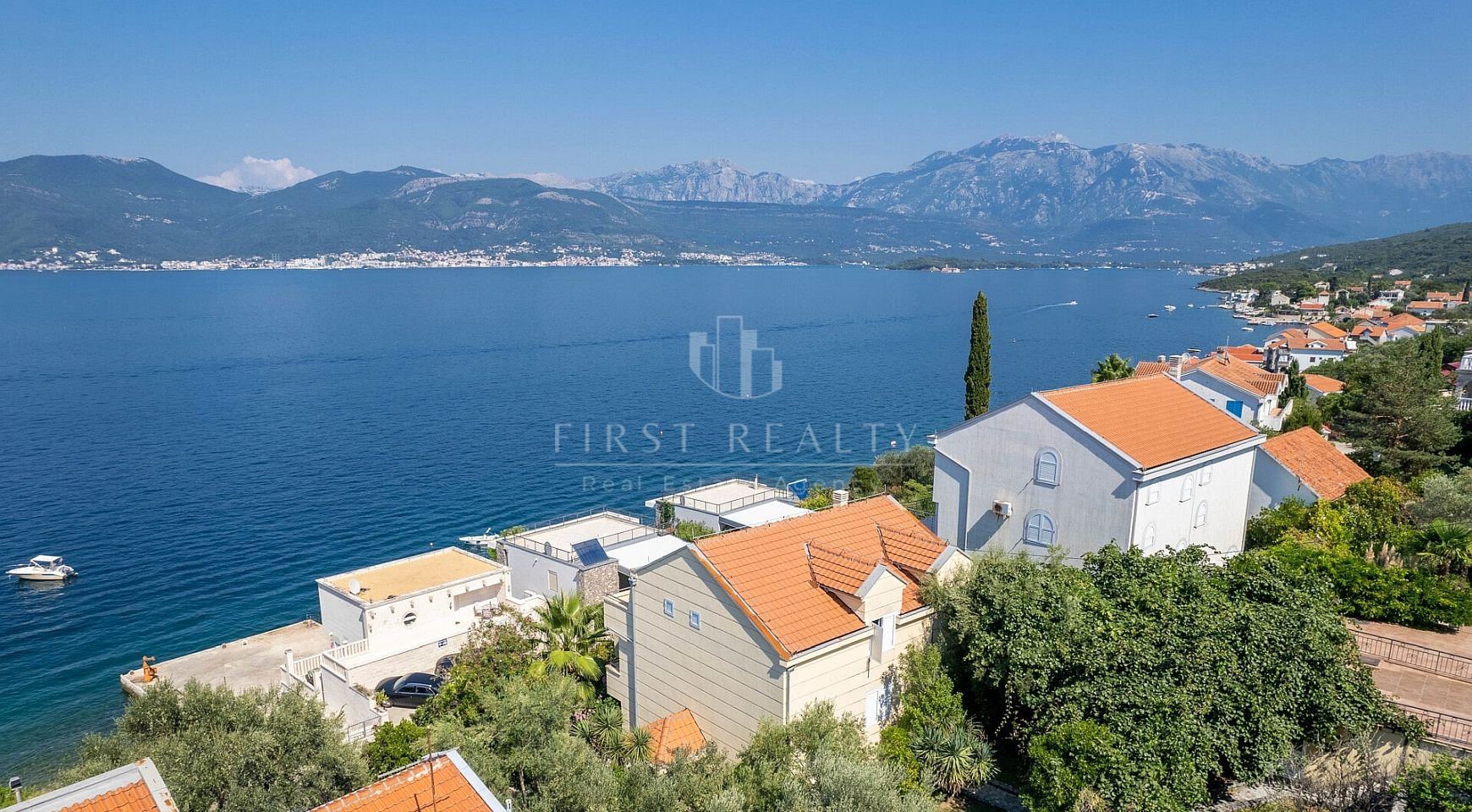 Spacious house with a large plot 150m from the beach