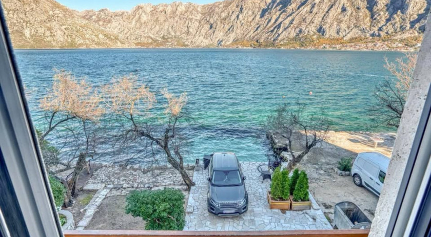 Stone villa on the first line with a pontoon and a large plot, Prčanj