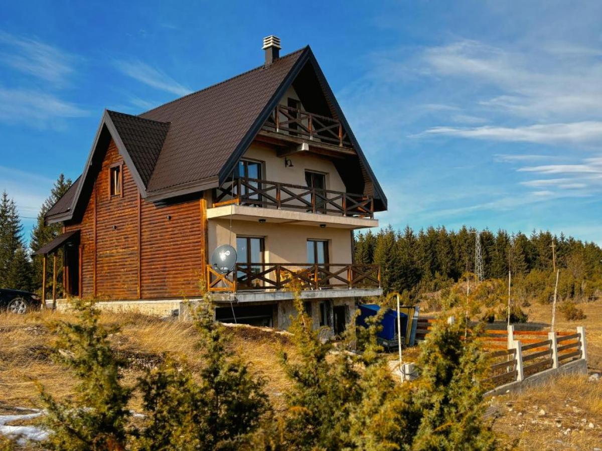 Kuća na 4 sprata sa saunom, baštom, parkingom i panoramskim pogledom na Žabljaku