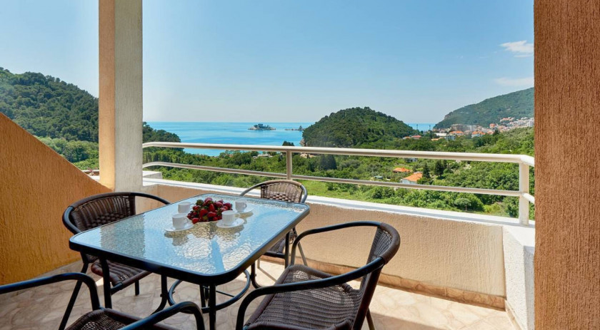 Two bedroom apartment with stunning views of the Gulf, Dobrota