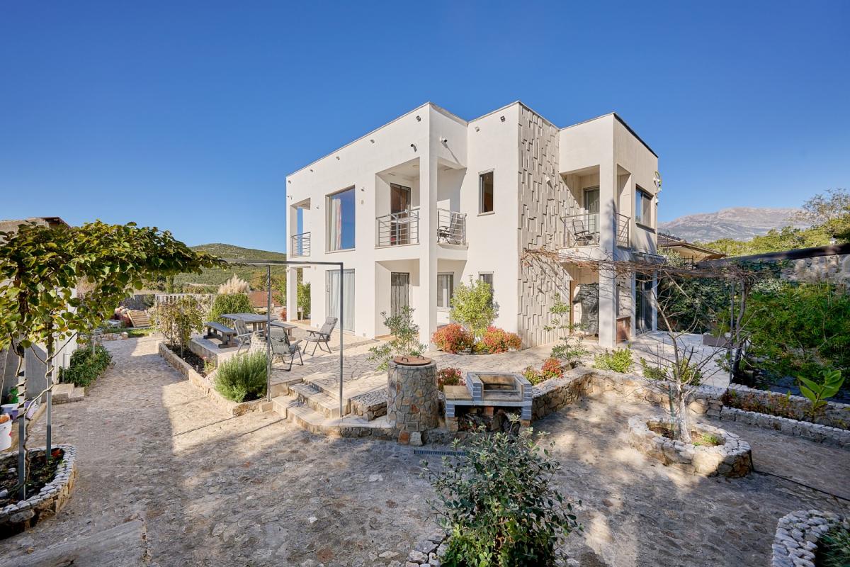 Moderna vila sa pogledom na prirodu i prostorom za opuštanje na krovu u Krimovici, Budva