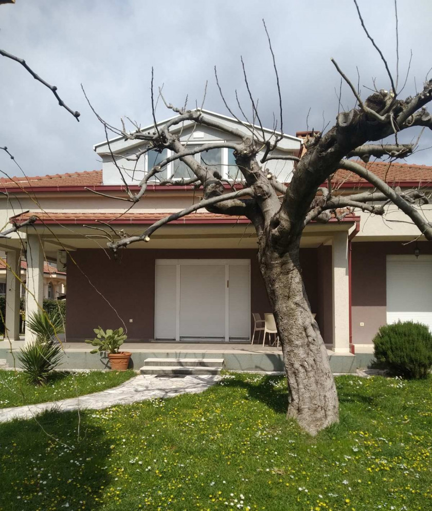 IZDAVANJE – Namještena kuća sa dvorištem – Tološi, Podgorica