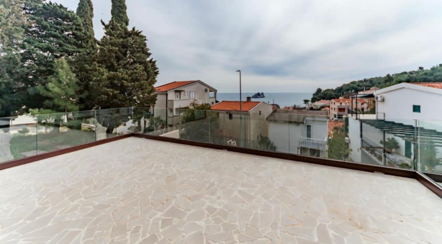 Luxury spacious three bedroom apartment on the second line from the se, Petrovac