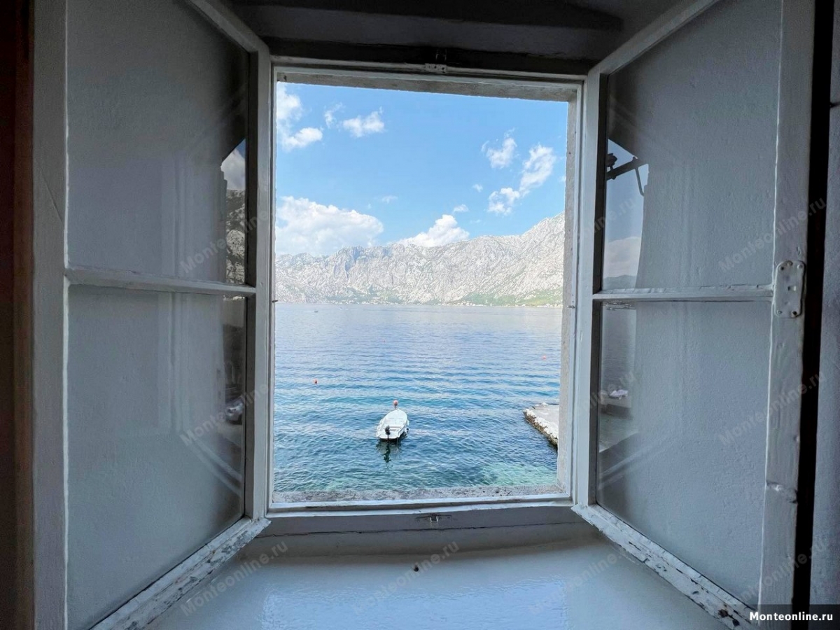 Stara, kamena palazzo na 1. liniji mora u selu. Prcanj