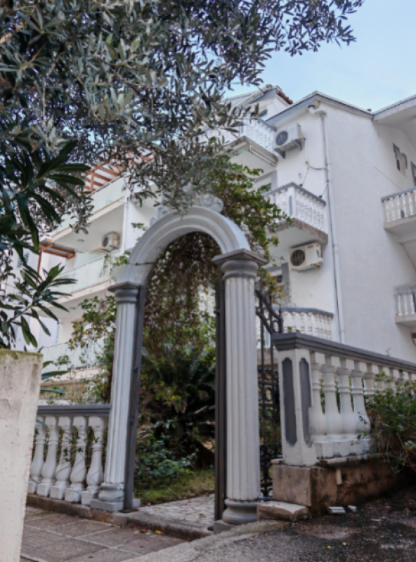 Commercial property in Becici, 345 m²