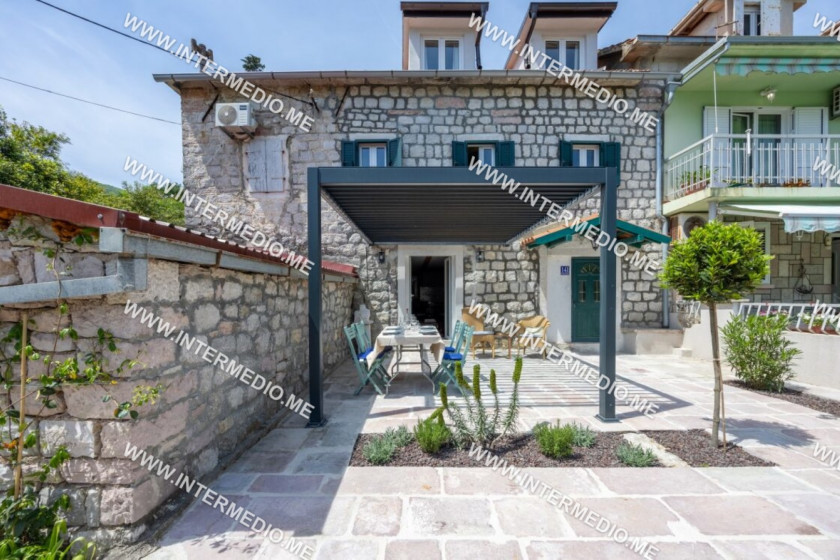 Beautifully restored traditional stone house just 40 m from the sea in Đurići, H