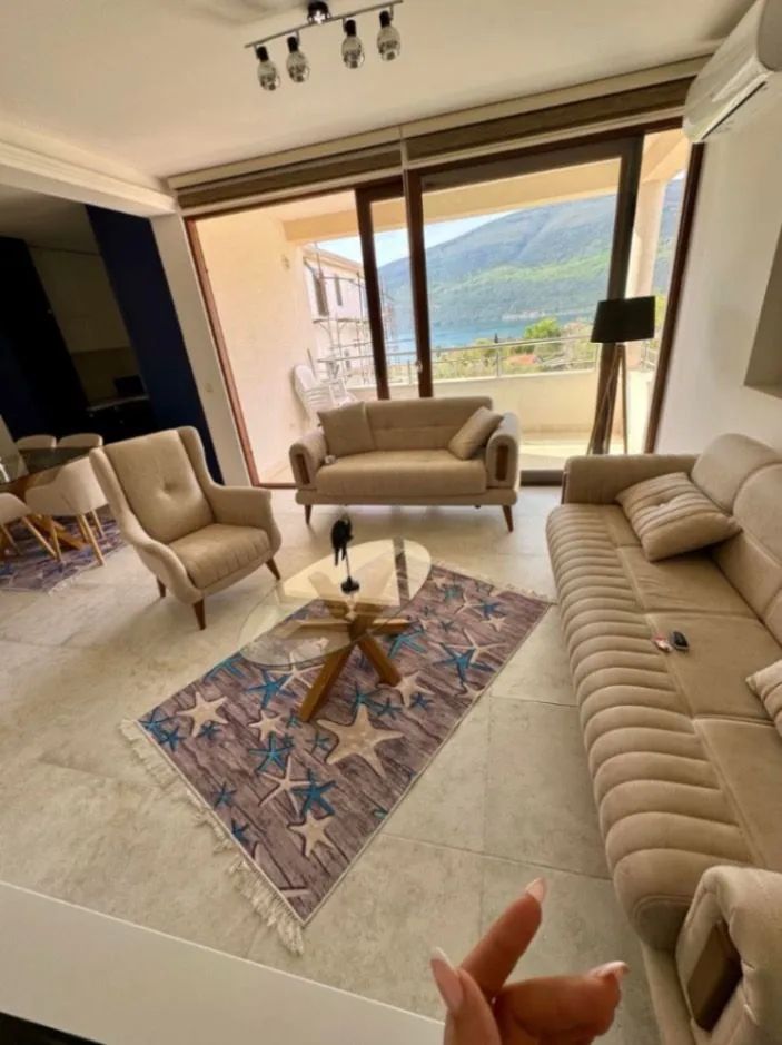 Luksuzan dvosoban stan sa bazenom i garažom – Đenovići