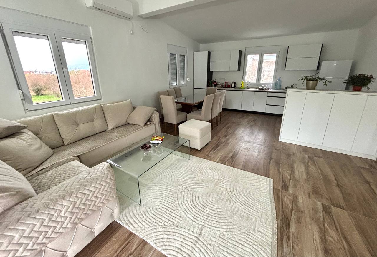 Iznajmljujem Kuću, Polje